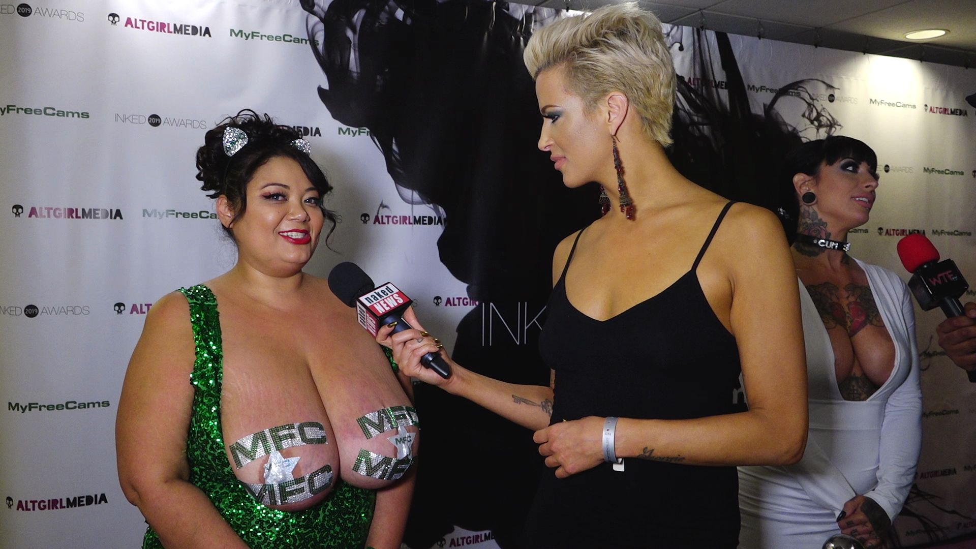 Laura Desiree, Romi Rain In Naked Goes Pop