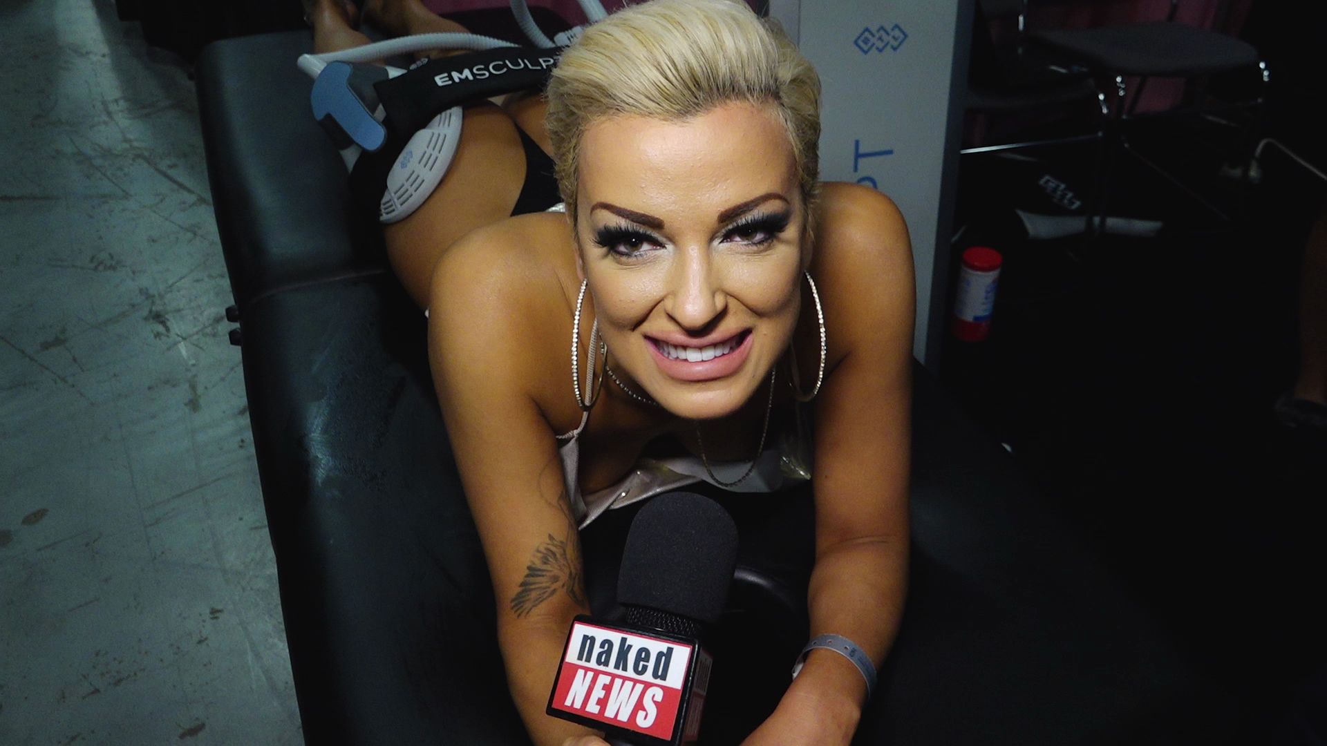Laura Desiree In Naked Goes Pop