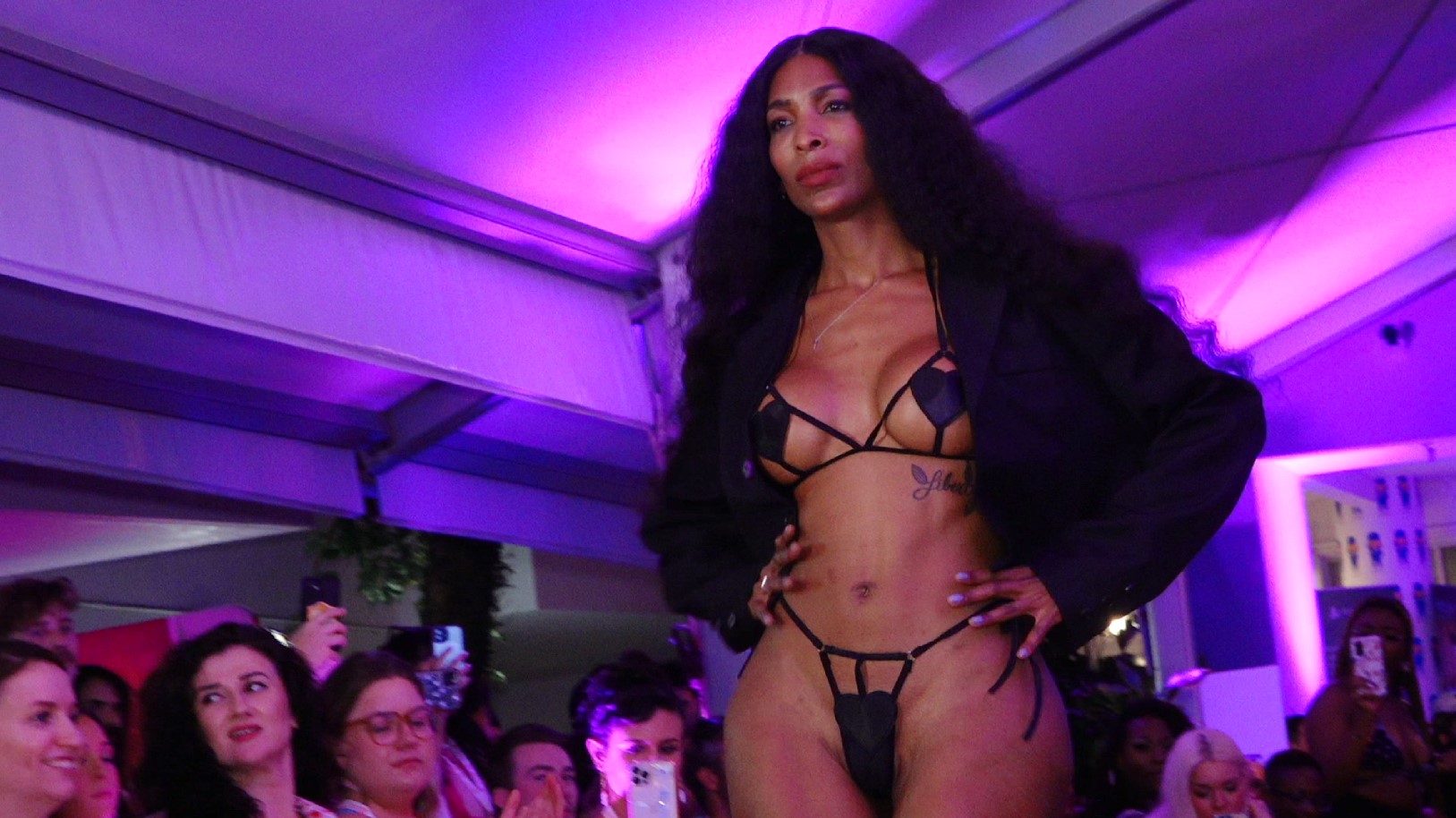 Laura Desiree In Naked Goes Pop